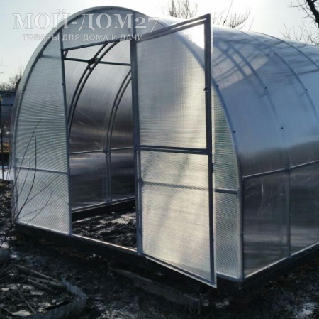 Теплица СверхПрочная Усиленная 4 метра с поликарбонатом | Мой-Дом27 | Каркас изготовлен из оцинкованной замкнутой трубы 20*20 мм.<br>
 Ширина - 3 метра. Высота - 2,1 метра. Длина 4 метра.<br>
 Выдерживаемая снеговая нагрузка - 300 кг/м2. Выдерживаемая ветровая нагрузка - до 22 м/с.<br>
 <b>Расстояние между дугами 0,65 метра. ДВОЙНАЯ ДУГА под дугой приварена еще одна дуга - толщина металла каждой дуги 1,2 мм.</b> Ширина двери 0,96 метра.<br>